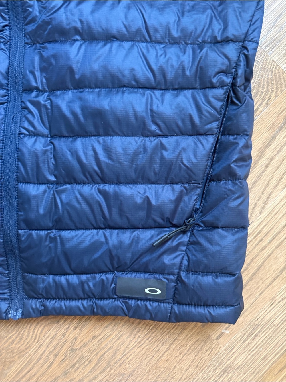 Oakley Men's Navy Quilted Packable Puffer Vest Size L - Picture 3 of 5